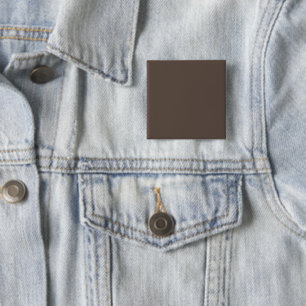 Gegen eine stilvolle braune Mauer Button