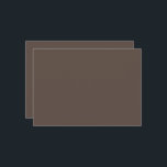 Gegen eine stilvolle braune Mauer Feiertagskarte<br><div class="desc">Steigern Sie Ihr Spiel mit einem schicken Outfit für Geschäftsleute. Dieser Mann in Anzug und Krawatte strahlt Vertrauen und Stil gegen eine schmale braune Mauer aus,  die sich ideal für einen formalen Rahmen eignet."</div>