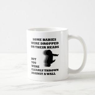 Gegen einen Mauerfaulpelz geworfen Tasse