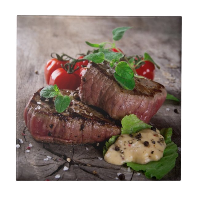 Gegrillte Grillensteaks mit frischen Kräutern und Fliese (Vorderseite)