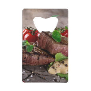 Gegrillte Grillensteaks mit frischen Kräutern und Geldkarten Flaschenöffner