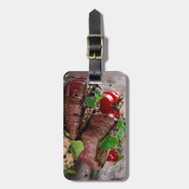 Gegrillte Grillensteaks mit frischen Kräutern und Gepäckanhänger (Vorderseite vertikal)