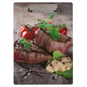 Gegrillte Grillensteaks mit frischen Kräutern und Klemmbrett