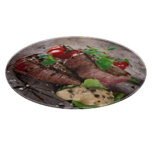 Gegrillte Grillensteaks mit frischen Kräutern und Schneidebrett