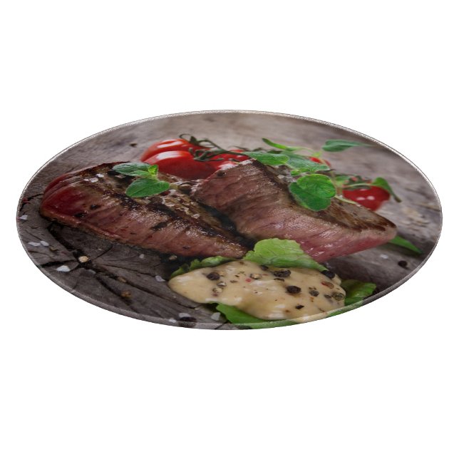 Gegrillte Grillensteaks mit frischen Kräutern und Schneidebrett (Ecke)