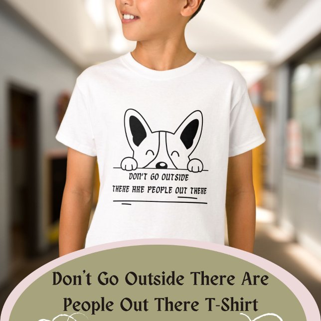 Geh nicht nach draußen, es gibt Leute da draußen T-Shirt (Don't Go Outside There Are People Out There T-Shirt)