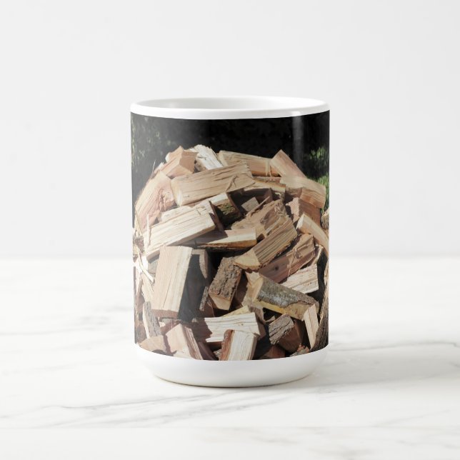 Gehackter hölzerner Stapel draußen Tasse (Mittel)