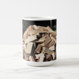 Gehackter hölzerner Stapel draußen Tasse