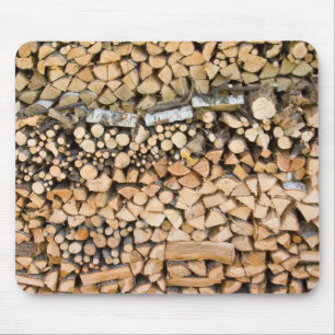 Gehacktes Holz auf einem Stapel mousepad