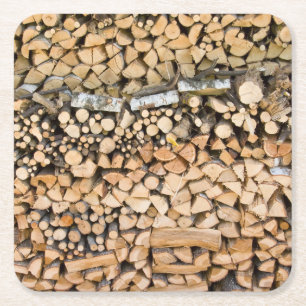 Gehacktes Holz auf einem Stapel-Untersetzer Rechteckiger Pappuntersetzer