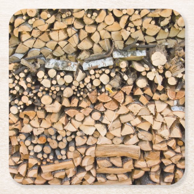 Gehacktes Holz auf einem Stapel-Untersetzer Rechteckiger Pappuntersetzer (Vorderseite)