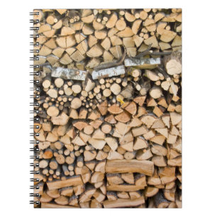 Gehacktes Holz auf einem Stapelnotizbuch Notizblock