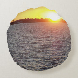 „Gehalten in seinem Licht – Trost des Sonnenunterg Rundes Kissen