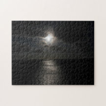 Geheimnisvolle weiße Sonne am schwarzen Himmel