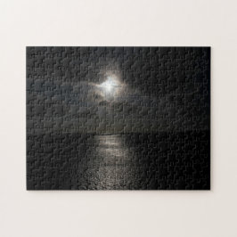 Geheimnisvolle weiße Sonne am schwarzen Himmel Puzzle