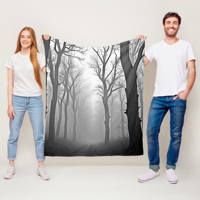 Geheimnisvoller nebliger Waldweg Fleecedecke (Beispiel)