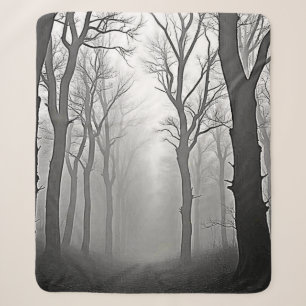 Geheimnisvoller nebliger Waldweg Sherpadecke