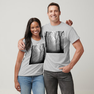 Geheimnisvoller nebliger Waldweg T-Shirt