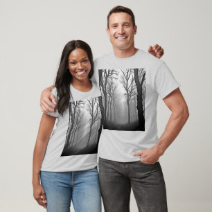 Geheimnisvoller nebliger Waldweg T-Shirt