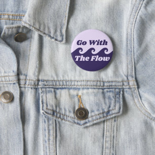 Gehen Sie mit dem Lila Wave-Slogan "Flow Menstruat Button