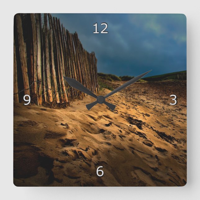 Gehendes Zuhause vom Strand Quadratische Wanduhr (Vorderseite)