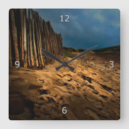 Gehendes Zuhause vom Strand Quadratische Wanduhr