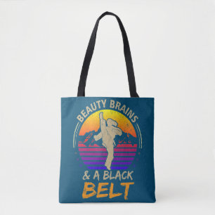 Gehirne und ein Black Belt Karate Girl Martial Art