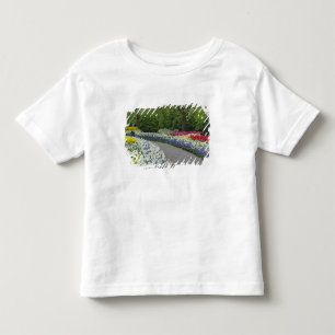 Gehweg durch Tulpen und Narzissen, Kleinkind T-shirt