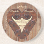 Geige Scrollherz Sandstein Untersetzer<br><div class="desc">Als Geschenk für eine Verlobung, Hochzeit, Jubiläum oder den Valentinstag, als Ausdruck romantischer Gefühle oder einfach als Dekorobjekt (wenn nicht als Untersetzer genutzt), legt dieses Design zweier Geigerrollen, die sich zu einem Herzstück hin zueinander zeigen, unzählige Möglichkeiten nahe. Bearbeiten oder löschen Sie die Namen und das Datum, um Ihre Einstellungen...</div>