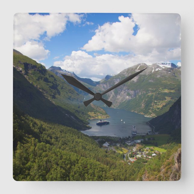 Geiranger Fjord Landschaft, Norwegen Quadratische Wanduhr (Vorderseite)