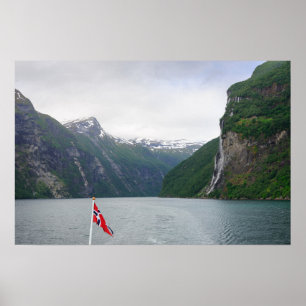 Geiranger Fjord mit norwegischer Flagge Poster
