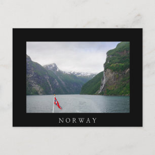 Geiranger Fjord mit norwegischer Flagge schwarzer  Postkarte