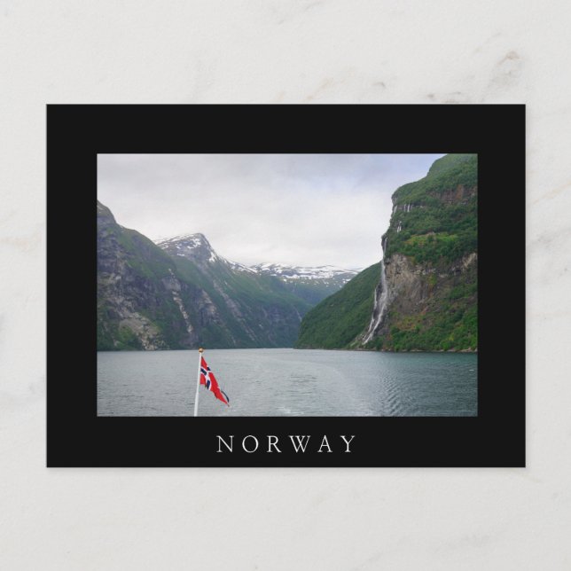 Geiranger Fjord mit norwegischer Flagge schwarzer  Postkarte (Vorderseite)