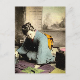 Geisha beim Vorbereiten eines seidenen Kimonos alt Postkarte
