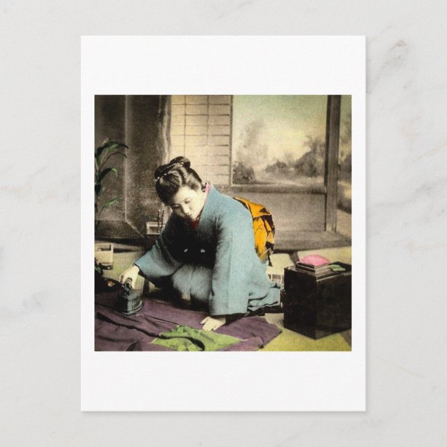 Geisha bereitet Seide Kimono Vintages altes Japan  Postkarte (Vorderseite)