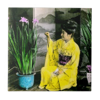 Geisha im gelben Kimono, der die Blumen Vintag