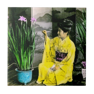 Geisha in gelbem Kimono arrangiert Blumen Vintage Fliese