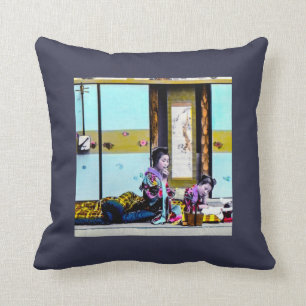 Geisha zwei, der vor Bett Vintages Japan raucht Kissen