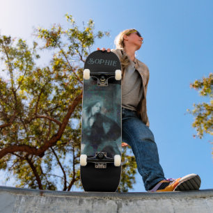 Geister Mädchen in Blau – Unheimliche Surreal Art Skateboard