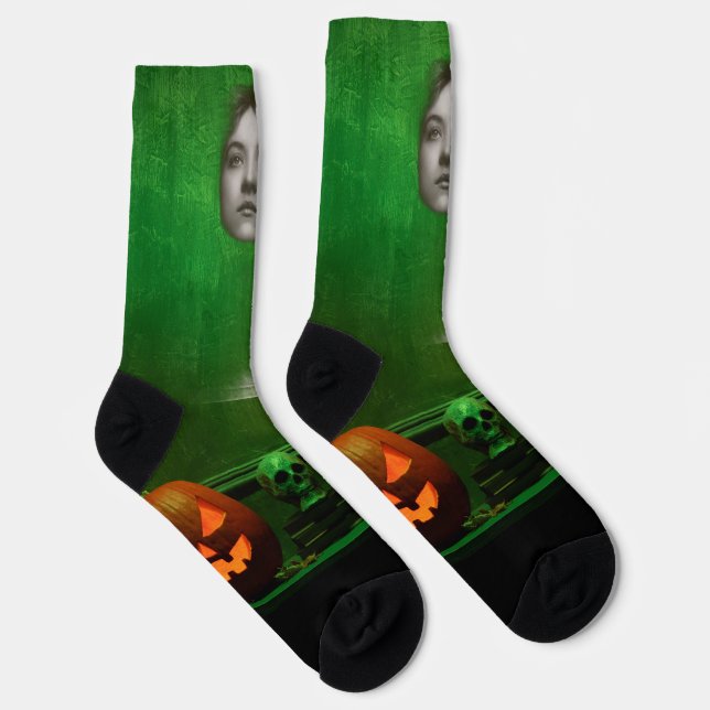Geisterfrau am Mantel auf Socken (Rechts)