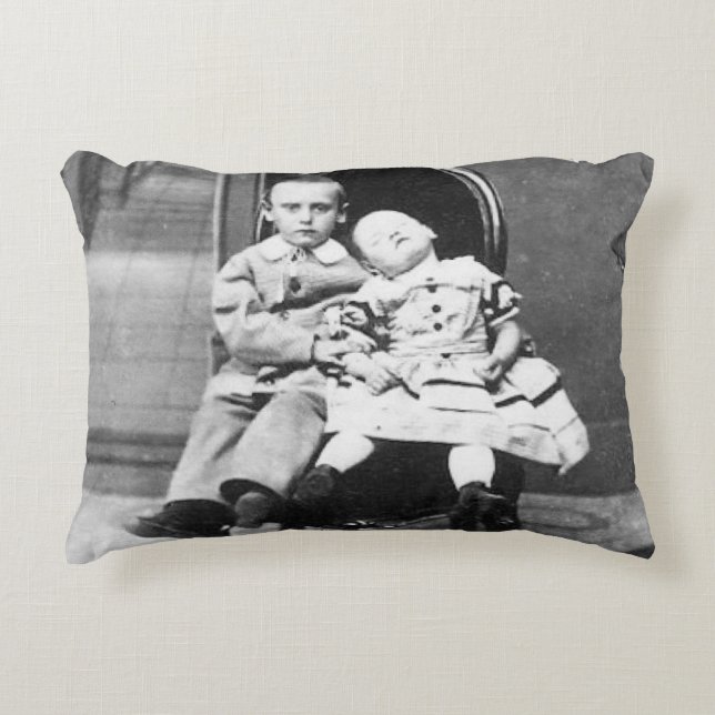 Geisterhaftes Vintage-Porträt von Geschwistern  Dekokissen (Vorderseite)