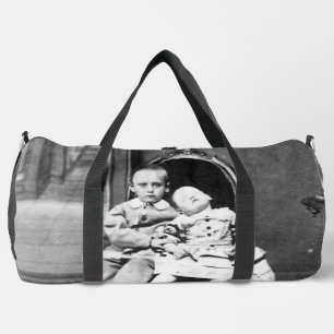 Geisterhaftes Vintage-Porträt von Geschwistern Duffle Bag