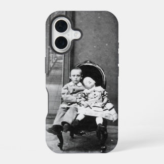 Geisterhaftes Vintage-Porträt von Geschwistern iPhone 16 Hülle