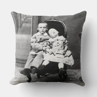 Geisterhaftes Vintage-Porträt von Geschwistern Kissen