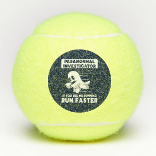 Geisterjagd Paranormal Ermittler laufen schneller Tennisbälle