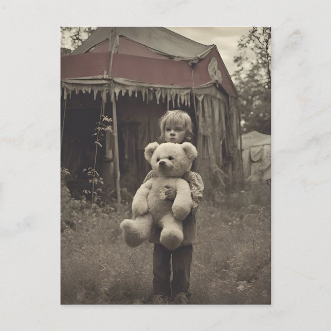 Geisterkind beim abandonierten Vintagen Zirkuszent Postkarte (Vorderseite)