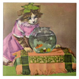 gekleidete Katze und Fischschale Fliese