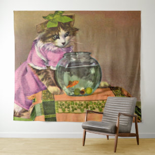 gekleidete Katze und Fischschale Wandteppich