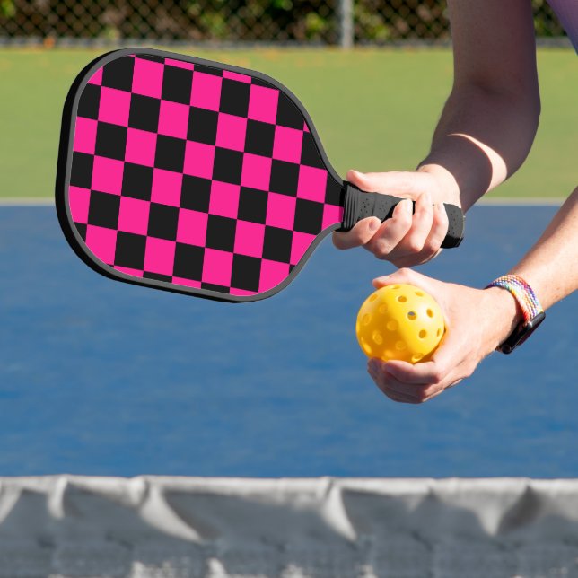 Gekreuzte Quadrate mit rosa, geometrischem Retro Pickleball Schläger (InSitu)