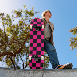 Gekreuzte Quadrate mit rosa, geometrischem Retro Skateboard